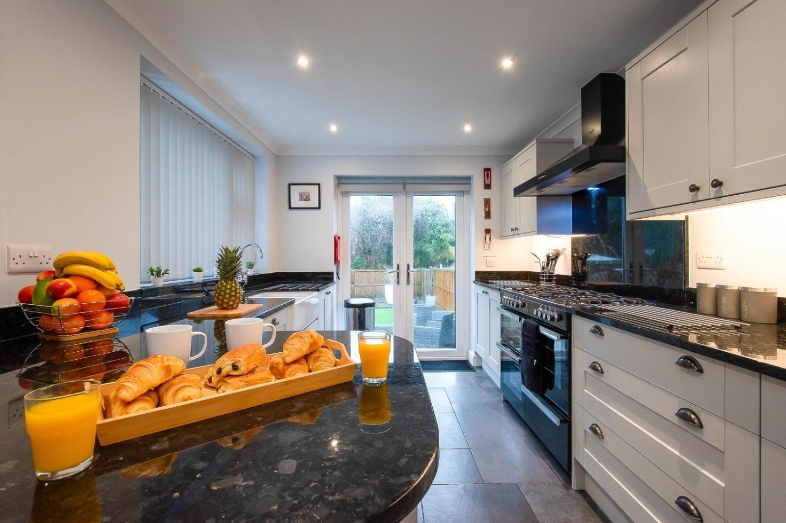 Casa One Hundred - A Beautiful 4 Bed House On The Beach Front Swansea Exteriér fotografie