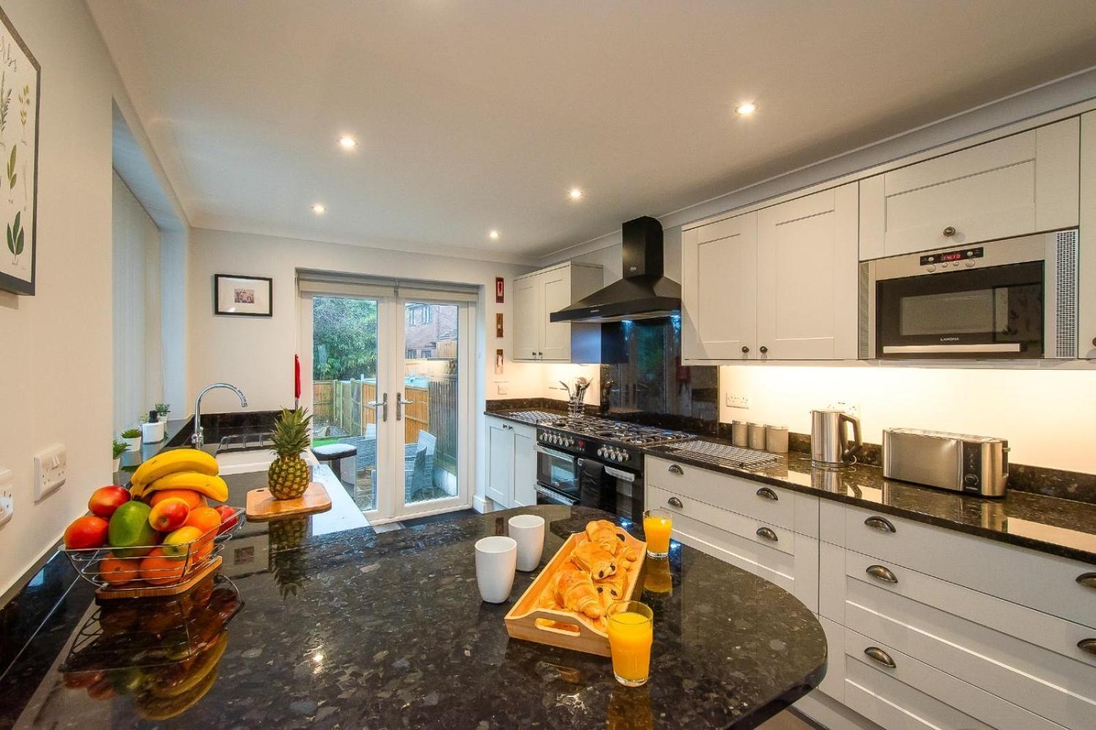 Casa One Hundred - A Beautiful 4 Bed House On The Beach Front Swansea Exteriér fotografie